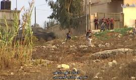 قوات الاحتلال تطارد مجموعة من الشبان بعد استهداف ناقلة الجنود بالـ " مولوتوف " في مخيم الجلزون شمال رام الله .