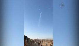 #شاهد استهداف قوات الاحتلال لنقطة طبية شرق خانيونس بقنابل الغاز عبر طائرة مسيرة، أعقبها إطلاق نار.