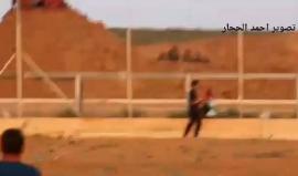#فيديو لحظة قنص الاحتلال الاسرائيلي شاب فلسطيني أثناء محاولته تعليق علم فلسطين على السياج الفاصل في "جمعة الوفاء للجرحي" شرق مدينة غزة أمس

تصوير احمد الحجار