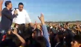 #مباشر زفة عريس مشارك في #مسيرة_العودة_الكبرى قرب السياج الفاصل شرق البريح وسط قطاع غزة .

مراسلنا : احمد المقادمة