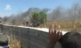 مشاهد من محاولة الشبان اقتحام السياج الحدودي وبوابة جدار موقع ناحل عوز شرق مدينة غزة خلال #مليونية_العودة، أمس.