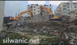 #شاهد جرافات الاحتلال هدمت صباح اليوم بناية سكنية قيد الانشاء في منطقة "تل الفول" بيت حنينا شمال مدينة القدس