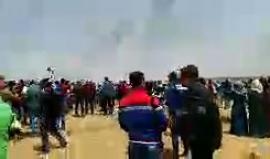 #مباشر | حرق علم الاحتلال شرق خانيونس وقوات الاحتلال تطلق النار  على المتظاهرين السلميين.
تصوير: أحمد البطة