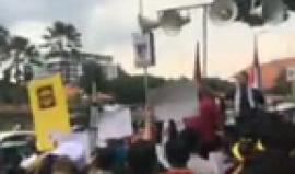 من أمام السفارة الأمريكية في العاصمة الماليزية كوالالمبور دعماً لمسيرة العودة ورفضاً لنقل سفارة أمريكا للقدس