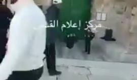 #شاهد | قوات الاحتلال تغلق باب القطانين عقب اعتقالها لشاب في المكان، بزعم حيارزته سكين