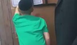 #شاهد .. عيد الغفران " كيبور " لدى اليهود والذي يصادف هذه الايام يتم فيه تمرير دجاجة فوق الرأس 3 مرات بقراءة ترانيم معينة حتى تنتقل ذنوب العام الماضي للدجاجة ومن ثم ذبحاوالتخلص من الذنوب نهائيا . 
ويحظر على اليهود حسب شريعتهم في هذا العيد العمل وركوب السي