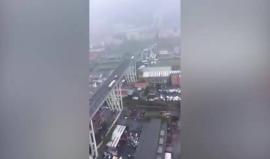 تُوفي 10 اشخاص على الأقل .. 

#شاهد انهيار جسر في منطقة "جنوى" شمال ايطاليا بسبب سوء الأحوال الجوية