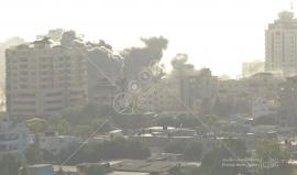 مشاهد حصرية .. اللحظات الأولى لقصف طيران الاحتلال مبنى الكتيبة غرب غزة، نجم عن ذلك استشهاد طفلين وإصابة 14 آخرين