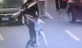 في ثوانٍ معدودة .. شرطية صينية تسيطر على مسلح يهدد المارة في أحد الشوارع العامة بالصين