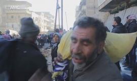 "راجعين بإذن الله" كلمات رجل مسن قالها قبل الخروج من #حلب 
تصوير: مجاهد أبو الجود