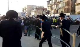 #فيديو اشتباكات بين متظاهرين يهود من الحريديم وشرطة الاحتلال في بني براك بتل أبيب