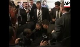 الصحفي العراقي "منتظر الزيدي" الذي ألقى حذائه على "جورج بوش" عام 2008 يرشح نفسه لانتخابات البرلمان العراقي