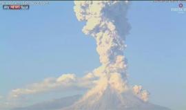 لحظة انفجار بركان كوليما في المكسيك