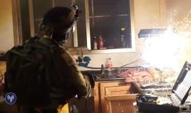 #شاهد الاحتلال يغلق شقة سكنية في نابلس بدعوى أنها تستخدم لتصنيع السلاح