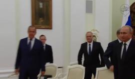 #شاهد عباس يلتقي بوتن في موسكو خلال رحلته لحضور المباراة النهائية لكأس العالم غدا، ونفي ما أشيع عن نيته العودة بسبب العدوان الصهيوني على قطاع غزة.