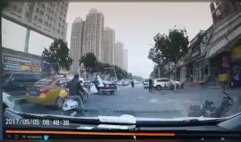 في بكين.. ماذا حدث لسائق الدراجة النارية هذا؟