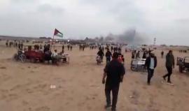 #مباشر استمرار اعتداء قوات الاحتلال على المشاركين في #جمعة_الكوشوك قرب السياج الفاصل شرق رفح جنوب قطاع غزة .