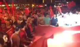 #بث_مباشر: تواصل احتفالات الأتراك بإفشال الانقلاب العسكري في ميدان تقسيم باسطنبول 
تصوير: محمد البانياسي