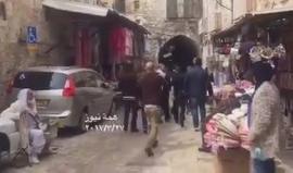 لحظة اعتقال قوات الاحتلال حارس المسجد الاقصى حمزة نمر من باب المجلس أحد أبواب الاقصى