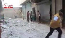 #شاهد|أب سوري عاد لبيته فوجد أطفاله تحت ركام منزله، اثر قصف قوات النظام لمدينة #حلب.
