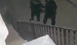 #فيديو لحظة اعتقال قوات الاحتلال شاب فلسطيني من مخيم شعفاط بالقدس المحتلة فجر اليوم