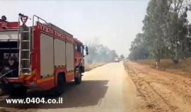 #شاهد محاولات الاحتلال لإطفاء الحرائق المشتعلة في كيبوتس بئيري في غلاف غزة بفعل طائرات ورقية أُطلقت من #غزة