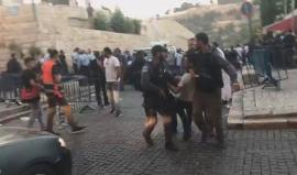 #شاهد| جنود الاحتلال يجرون شاباً ويعتدون عليه بالضرب خلال اعتقاله في القدس المحتلة.