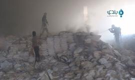 الطيران الروسي يقصف بالقنابل العنقودية مستودع منظمة دار الإغاثية بريف #حلب الغربي