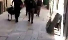 فيديو - قوات الاحتلال تعتقل فلسطينية عند باب المجلس أحد أبواب الأقصى بزعم العثور على سكين بحوزتها