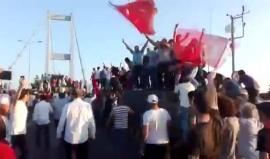 بعد استسلام الانقلابيين والخروج منه .. 
الأتراك يحتفلون على جسر البوسفور باسطنبول قبل قليل