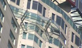 على ناطحة سحاب في لوس أنجلوس ..

#شاهد انشاء ممر زجاجي  خارج برج للترفيه !

موقع CNN