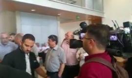 من خارج قاعة المحكمة الإسرائيلية في حيفا حيث قررت تمديد اعتقال الشيخ رائد صلاح حتى السادس من الشهر المقبل.