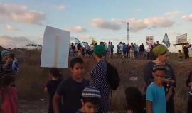 #شاهد مئات المستوطنين ينظمون فعالية قرب مستوطنة "سديروت"، احتجاجاً على استمرار الحرائق بفعل البالونات والطائرات الورقية التي تُطلَق من قطاع غزّة.