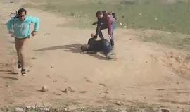 #شاهد لحظة إطلاق قوات الاحتلال النار على شاب أعزل في #مسيرة_العودة_الكبرى شرق جباليا شمال قطاع غزة .