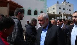 #شاهد رئيس المكتب السياسي لحركة حماس إسماعيل هنية يزور بيت عزاء الشهيد فارس الرقب في #خانيونس، والذي استشهد خلال مشاركته بمسيرة العودة.

تصوير: منيب سمير