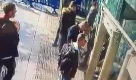#شاهد لحظة تنفيذ عملية الطعن قرب محطة الحافلات المركزية في مدينة القدس، أدت لإصابة حارس أمن اسرائيلي بجراح خطيرة واعتقال المنفذ.