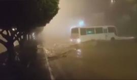 سيول في أبها بالسعودية والأمطار الغزيرة مستمرة