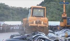 الرئيس الفلبيني يشرف بنفسه على تدمير عدد من السيارات والدراجات المهربة التي تصل قيمتها لأكثر من 5 ملايين دولار ضمن حربه على المهربين وتجار المخدرات