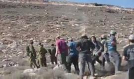 فيديو من المواجهات الدائرة في قرية قصرة جنوب مدينة نابلس بين أهالي القرية والمستوطنين الذين يحاولون اقتحامها بحماية جنود الاحتلال