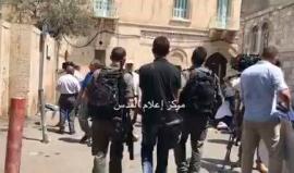 #فيديو | قوات الاحتلال تعتقل شاباً أمام باب الأسباط في المسجد الأقصى المبارك.

#لا_انصاف_حلول