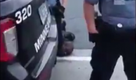 شاهد- فيديو جديد يظهر المارة يناشدون شرطي أمريكي لإنقاذ جورج فلويد من الاختناق على يد زميله