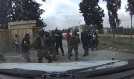 #شاهد ماذا فعلت طالبة فلسطينية بمستوطن صهيوني خلال محاولة الاعتداء على طلاب جامعة العروب في الخليل.