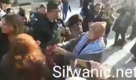 #فيديو قوات الاحتلال تعتدي على مسنة مقدسية وتصادر منها قبعة بألوان العلم الفلسطيني وتخلي وقفة في منطقة باب العمود بمدينة القدس