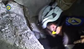 فرق الدفاع المدني تنتشل الضحايا من انقاض القصف الروسي على مدينة كفرنبل بريف ادلب