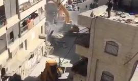 جانب من هدم جرافات الاحتلال مبنى سكني في العيساوية شمال القدس المحتلة
