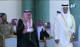 الملك سلمان يشارك في أداء رقصة "العرضة النجدية" خلال مراسم استقباله في #قطر