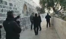 شاهد شرطة الاحتلال تبعد مستوطن حاول أداء طقوس تلمودية في الأقصى للحفاظ على حياته