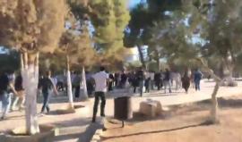 لحظة دخول المصلين للمسجد الأقصى بعد انسحاب قوات الاحتلال وفتح البوابات.