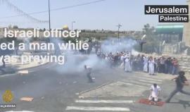 #شاهد | جندي صهيوني يركل فلسطيني أثناء آدائه الصلاة في أحد شوارع بالقدس المحتلة . 
#جمعة_الأقصى