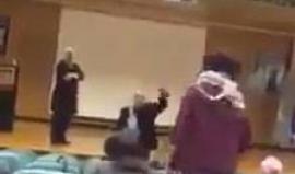 أراد التحدث عن التعايش مع "اسرائيل".. فأثار غضب الطلبة الفلسطينيين 

#شاهد كيف واجه طلبة من جامعة حيفا سياسيًا مصريًا حاول القاء محاضرة عن التطبيع والتعايش مع "إسرائيل" !

فيديو متداول